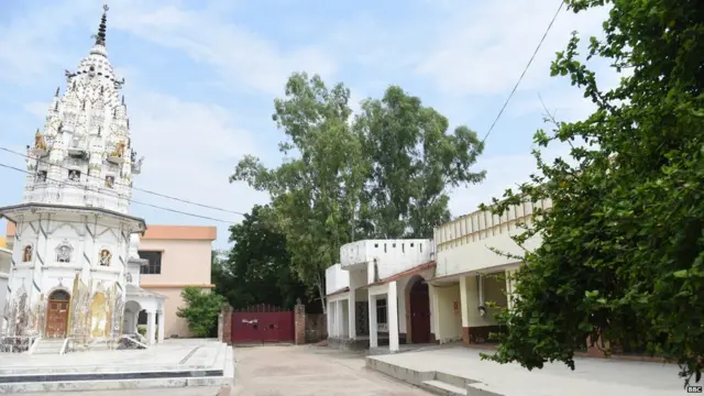 ਵਿਧਾਇਕ ਕੁਲਦੀਪ ਸੇਂਗਰ ਨੇ ਪਿੰਡ ਵਿੱਚ ਇੱਕ ਮੰਦਿਰ ਅਤੇ ਇੱਕ ਸਕੂਲ ਵੀ ਬਣਵਾਇਆ ਹੈ।