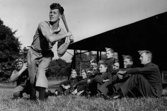 第2次世界大戦中、英空軍兵士と野球を楽しむ米兵