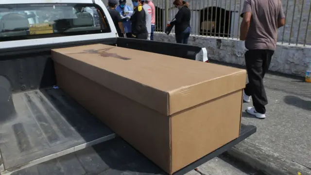 Ataúd de cartón en Guayaquil.