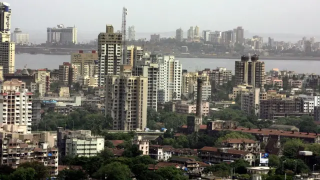 শহরের এই সব বহুতলে যারা গৃহপরিচারিকার কাজ করেন তাদের অনেকেই হয়তো বাংলাদেশী