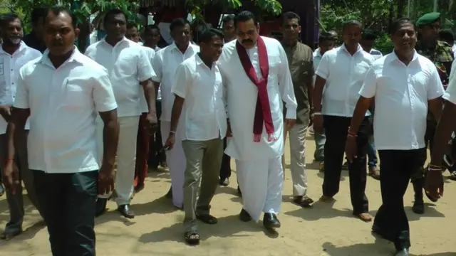 මහින්ද රාජපක්ෂ හිටපු ජනාධිපතිවරයා සිය ආරක්ෂක භටයන් සමග