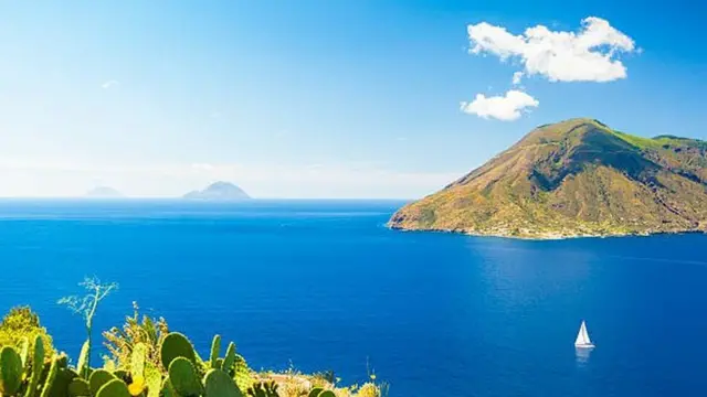 Vikipatikana katika bahari ya Pacifiki, visiwa vya Filicudi na Stromboli vina asili ya maji safi ya blu, yanayowavutia wageni na manthari ya utulivuunaofaa kwa wapendanao