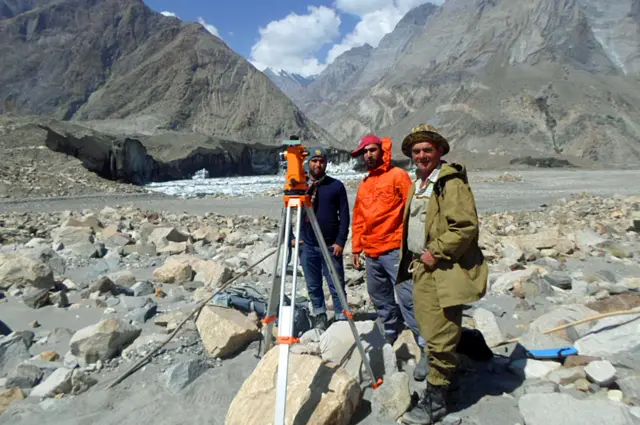 Сотрудники Центра по изучению ледников Агентства по гидрометерологии
