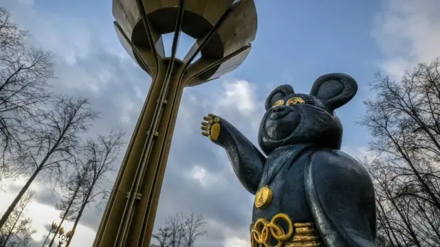 Чаша олимпийского огня и олимпийский Мишка с Игр-1980 в Москве