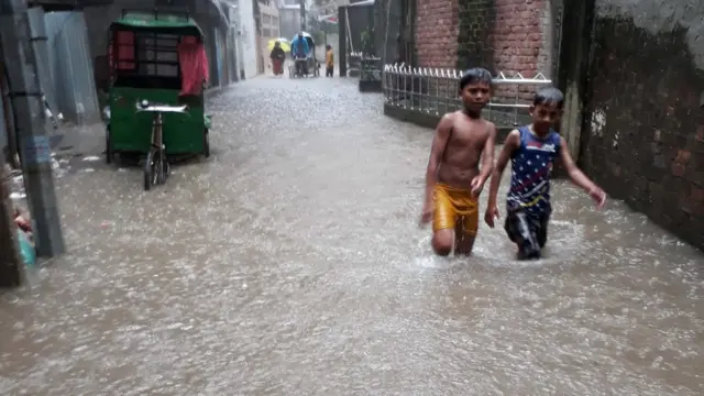 পূর্ব মাদারটেকের শরীফবাগ এলাকায় গত তিনদিন ধরে জলাবদ্ধ অবস্থা বিরাজ করছে।