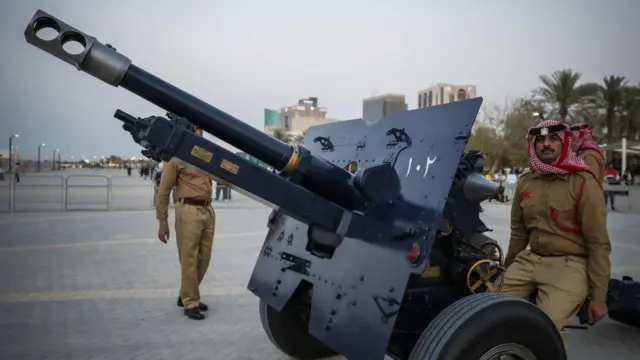 Des canons du Ramadan et des policiers bahreïnis sont vus pendant le mois sacré du Ramadan à Manama, Bahreïn, le 07 avril 2022