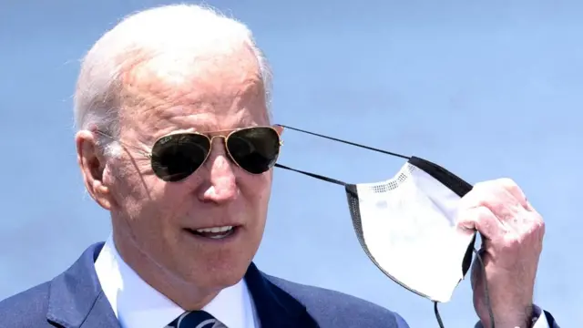 અમેરિકાના રાષ્ટ્રપતિ જો બાઇડન અને ઉપરાષ્ટ્રપતિ કમલા હેરિસ સહિત સ્ટાફનાં તમામ કર્મચારીઓએ માસ્ક ઉતારી દીધા.