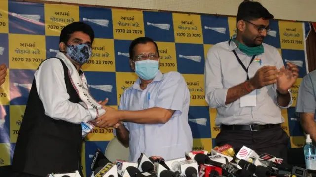 ઈસુદાન ગઢવી વ્યવસાય પત્રકાર છે અને તેઓ ગુજરાતની પ્રાદેશિક ન્યુઝ ચેનલ વીટીવીના સંપાદક હતા