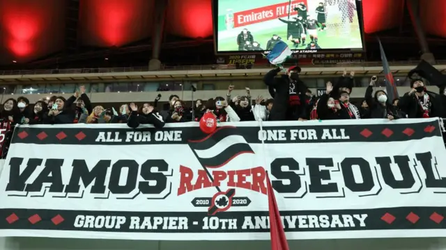 Şubat ayındaki bir maçta tribünleri dolduran FC Seul taraftarları