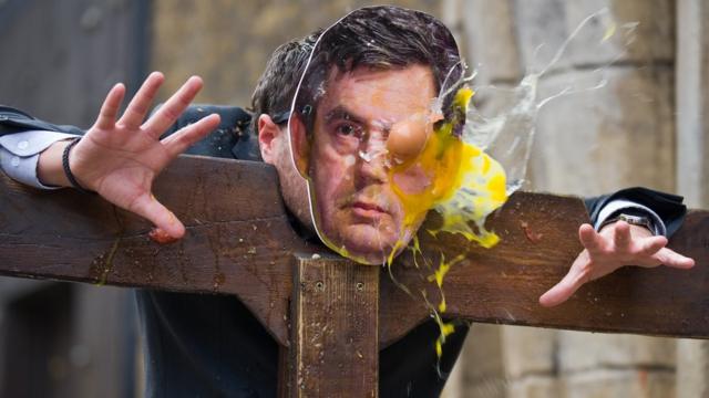 英国前首相戈登•布朗（Gordon Brown）的画像被掷鸡蛋