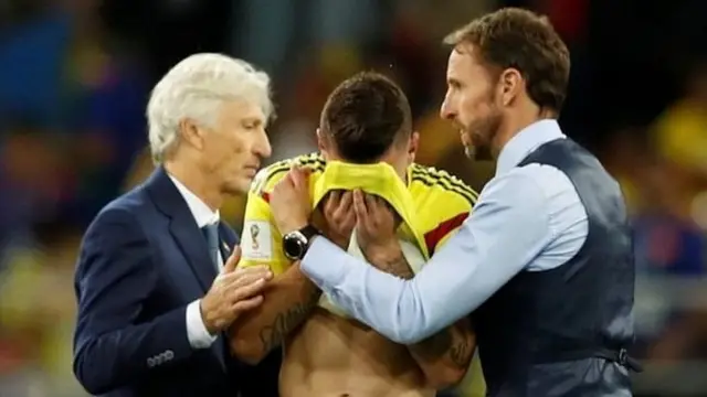 Тренеры Колумбии и Англии обнимают плачущего футболиста