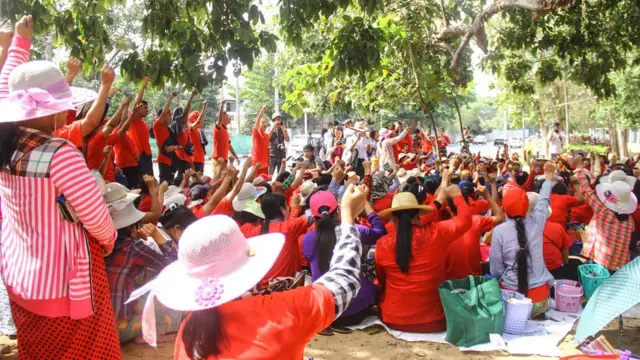 လှိုင်သာယာ တိုင်ရီဖိနပ်စက်ရုံ အလုပ်သမား တွေ