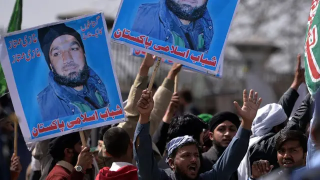 রাজনীতিক সামলমান তাসিরের হত্যাকারী মুমতাজ কাদরির বিচার চলার সময় ইসলামাবাদে হাইকোর্টের সামনে তার সমর্থকদের মিছিল