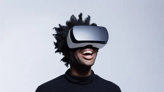 Un homme portant des lunettes de réalité virtuelle