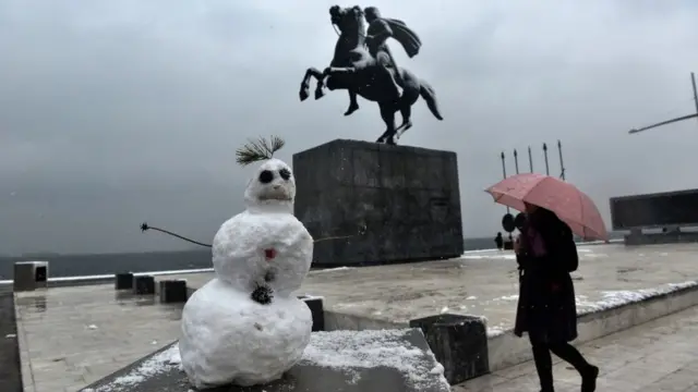 Сніговик біля пам'ятника