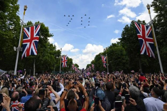 ฝูงเครื่องบินรบของกองทัพอากาศ บินแปรอักษรเป็นตัวเลข 70 ซึ่งเป็นจำนวนปีของการครองราชย์