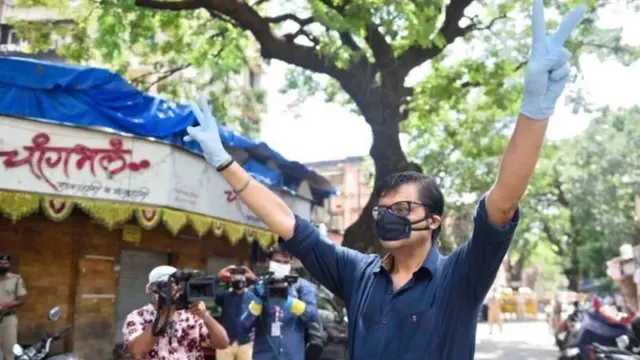 عدالت کی تنبیہ کے بعد ارنب سکون سے بیٹھ گئے۔ اس سے پہلے عدالت میں داخل ہوتے ساتھ ہی وہ چیخیں مار رہے تھے