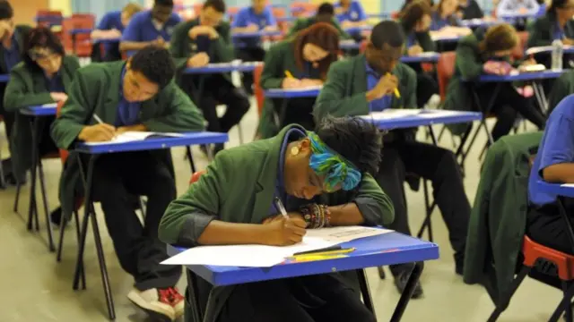 参加英国GCSE考试的学生