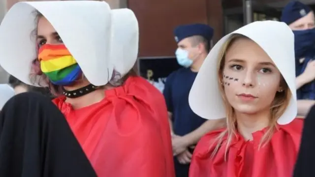 اعترضت آلاف النساء على هذه الخطوة في مدنٍ في أنحاء بولندا
