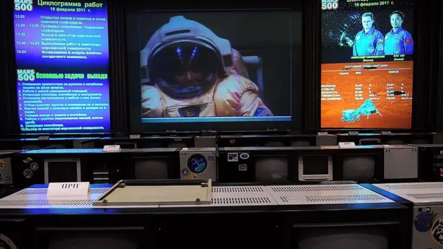 মনিটর থেকে স্বেচ্ছাসেবীদের ওপর নজর রাখা হচ্ছে।