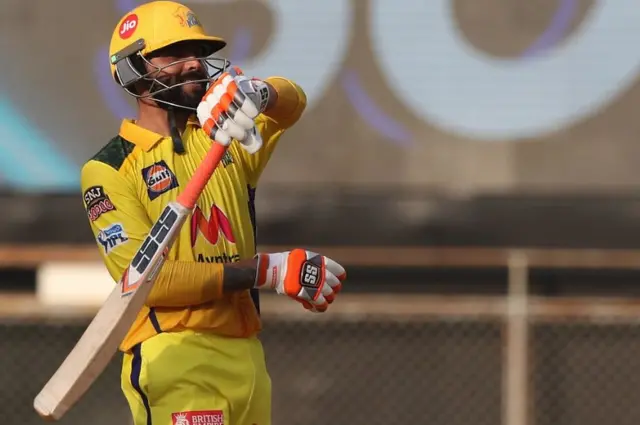 जडेजा अपने चिर परिचित अंदाज में बैट लहराते हुए