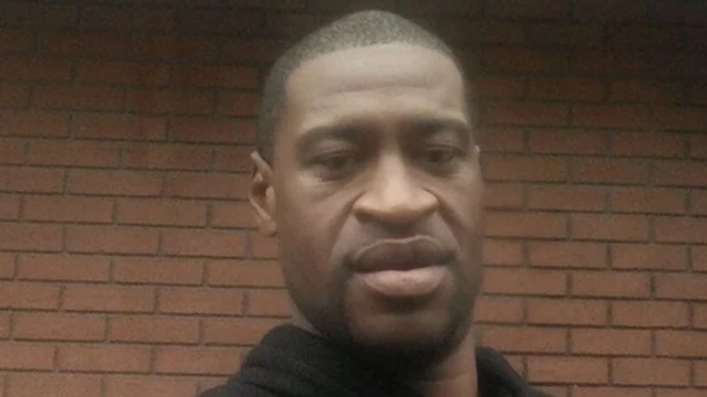 George Floyd yakomeje gutakambira abapolisi bari bamutaye muri yombi avuga ko atakibasha guhumeka