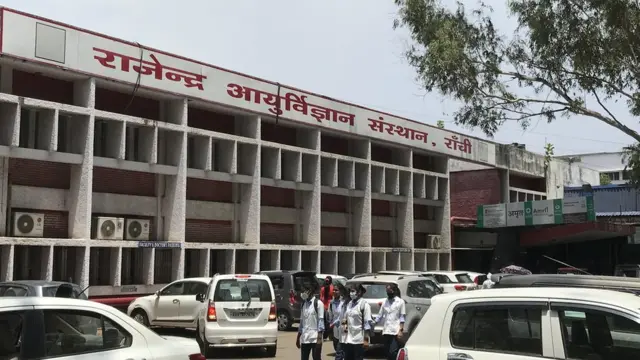 प्रकाश साव का आरोप है कि रिम्स अस्पताल ने उनकी बच्चों के लिए बेड का इंतेज़ाम नहीं किया था