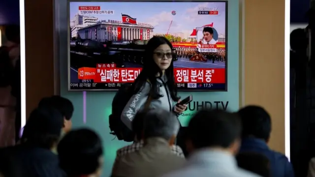 दक्षिण कोरिया की राजधानी में खबर देखते लोग