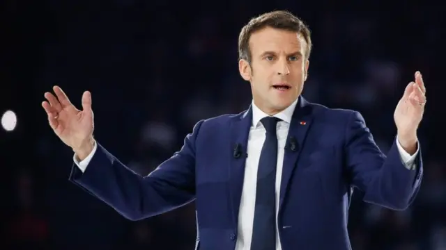 मॅक्रॉन फक्त श्रीमंतांचे राष्ट्राध्यक्ष असल्यासारखे वागतात असा आरोप त्यांचे विरोधक करतात