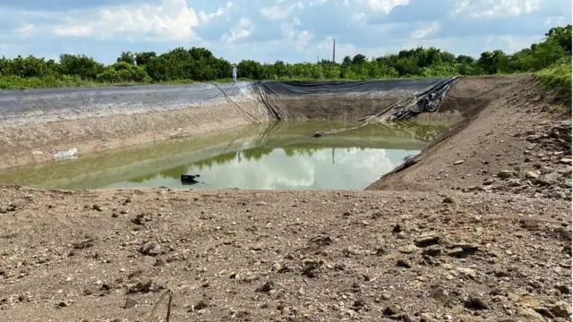 नदीचं पाणी आत घुसल्यामुळे थेटे यांचं शेततळं फुटलं आहे.