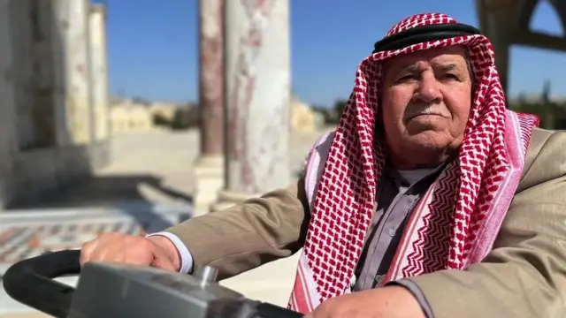 "Бу Рамазон оғир кечади. Ғазодаги ватандошларимизни ўйласак, қандай қилиб кунлик рўзамизни очамиз ва овқатланамиз", - дея изоҳ берди хабарни кузатиб турган Абу Нодир ўзининг скутерида ал-Ақсони кесиб ўтар экан.