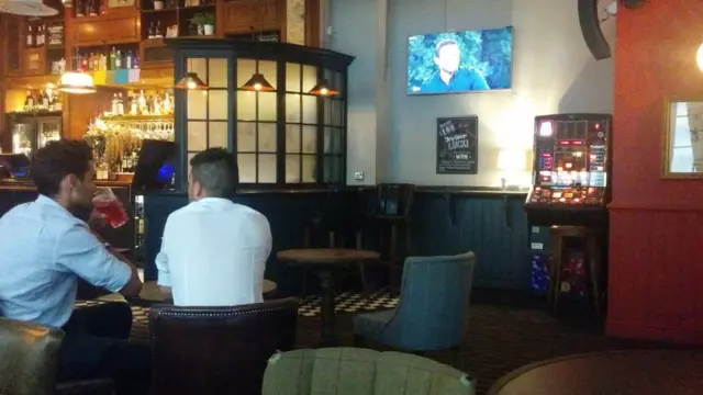 Tidak terlalu banyak pengunjung di pub yang biasanya hanya ramai jika musim liburan.