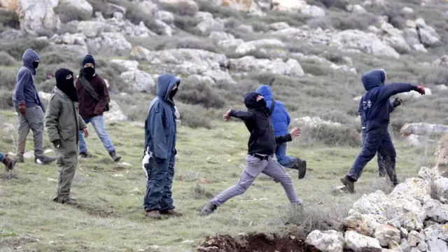 Qaar ka mid ah dadka u ol'oleeya xuquuqda ayaa dhagaxaan tuuray, askar ayayna dhaawacyo sahlan ka soo gaareen