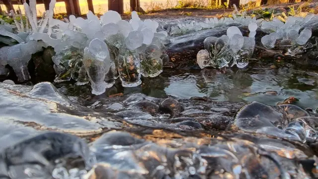 17일 전북 무주군 덕유산 향적봉 아침 최저기온이 영하 9도를 기록하며 향적봉 대피소 인근에 올해 첫 얼음이 얼어 있다 (덕유산국립공원사무소 제공)