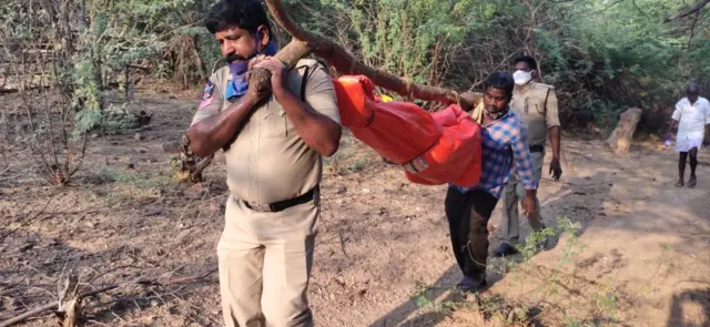 కోవిడ్ సమయంలో పోలీసులు అనేక మంది కరోనా బాధితుల శవాలను బంధువులకు చేర్చడంలో సాయపడ్డారు.