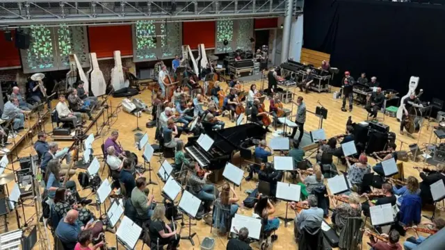 Londonski simfonijski orkestar na probi sa grupom Sajpers Hil