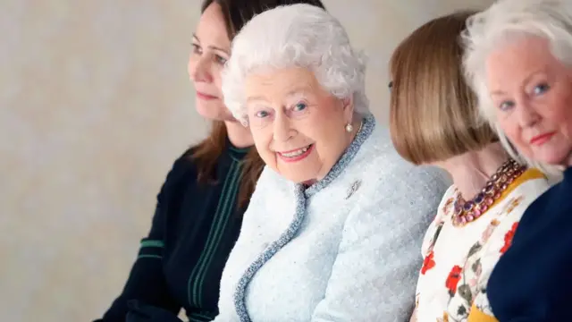 本届时装周上女王除了看秀颁奖，还参观了数百名设计师的作品展示会，其中最引人注目的要属博柏利灵魂人物克里斯托弗·贝利的告别秀。