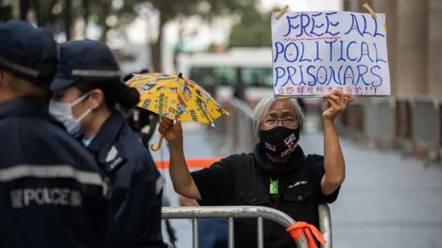 香港终审法院外民主活动人士“王婆婆”王凤瑶举起标语牌声援黎智英（1/2/2021）