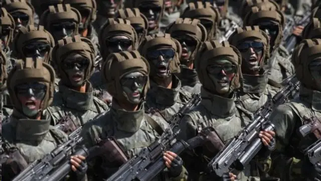 දහස් ගණන් හමුදා භටයෝ පෙළපාලියට එක්වූහ