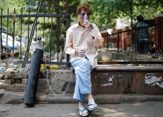 विश्वरूप राय चौधरी का दावा है कि पंखे के आगे बैठने से ऑक्सीजन ठीक होती है