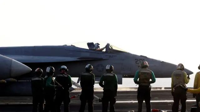 حاملة الطائرات دوايت أيزينهاور تحمل 40 مقاتلة من طراز إف-18