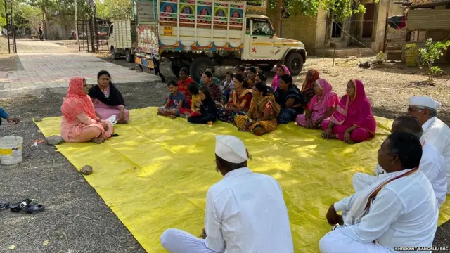 शेंद्रा कमंगर गावात उगवण क्षमतेचं प्रशिक्षण देताना कृषी विभागाचे कर्मचारी.