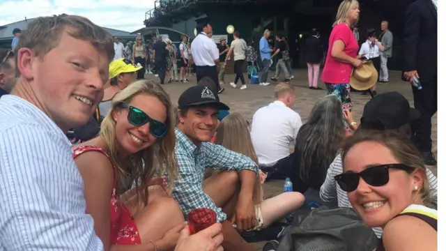 Крис (слева), Вики (справа) и их друзья не могут представить, чтобы кто-нибудь из их окружения болел не за Маррея