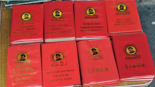 1966年，红卫兵在他们的小红宝书中收录了25首毛泽东的诗词。