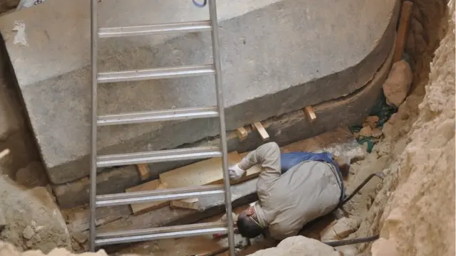 بعد میں تابوت کھولنے کے لیے فوج کی خدمات حاصل کی گئیں اور فوجی انجینیئروں نے تابوت کا بھاری ڈھکن اٹھایا۔