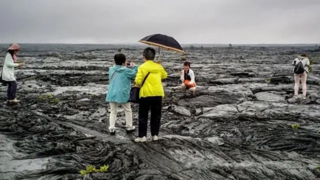 ਜਵਾਲਾਮੁਖੀ ਦੇ ਲਾਵੇ ਤੇ ਖੜ੍ਹੇ ਲੋਕ