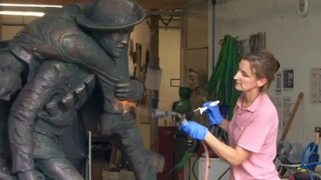 ह्याम्पशरमै बसोबास गर्ने मूर्तिकार एमी गुडम्यानले उक्त सालिक बनाएकी हुन्।