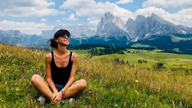 إليسا تستمتع بوقتها في الجبال