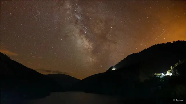 在距離太陽系26000光年的銀河系中心，有一個超大的黑洞。