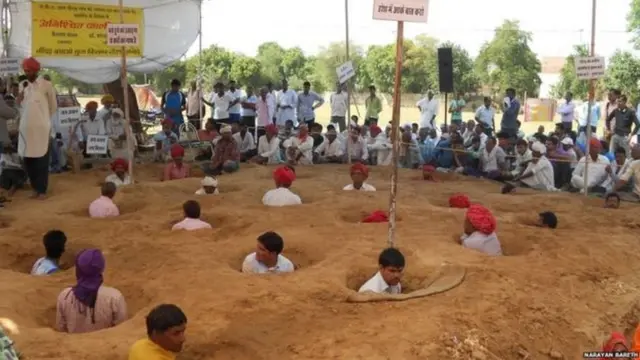 आंदोलनस्थळी निंदड आणि आसपासच्या गावांतील शेतकरीही गोळा झाले आहेत. निंदडचे शेतकरी बिरबल चौधरी म्हणतात, सरकारच्या या निर्णयामुळं 20 हजार लोकांवर परिणाम होणार आहे. सरकार आम्हाला आमच्या मातीपासून दुर करू इच्छित आहे. आमच्यासाठी त्यांच्याकडं कुठला ठोस कार्यक्रमही नाही.